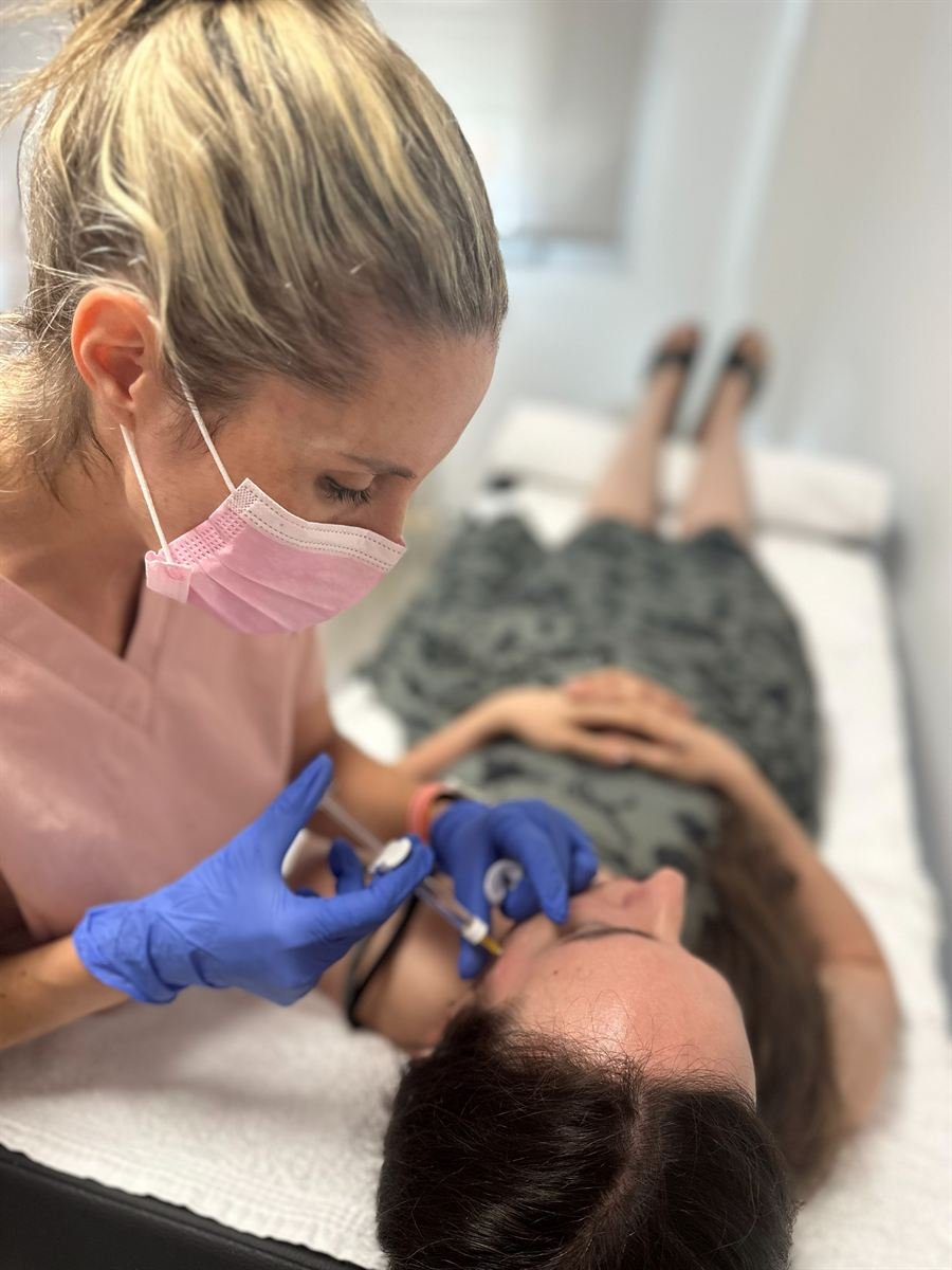 Rocío Ceballos realizando un tratamiento facial